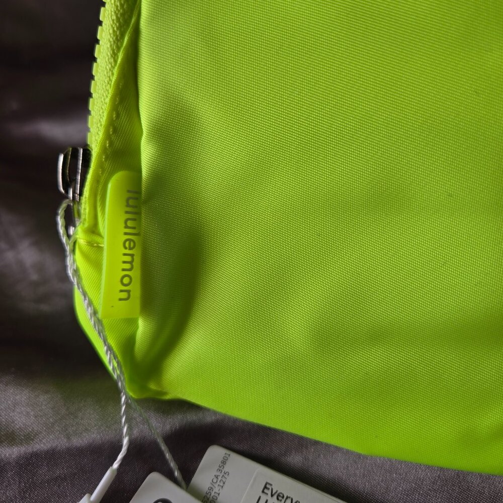 Brand New LULULEMON Neon Green Everywhere Crossbody / Belt Bag with tags (NWT) - Picture 3 of 4